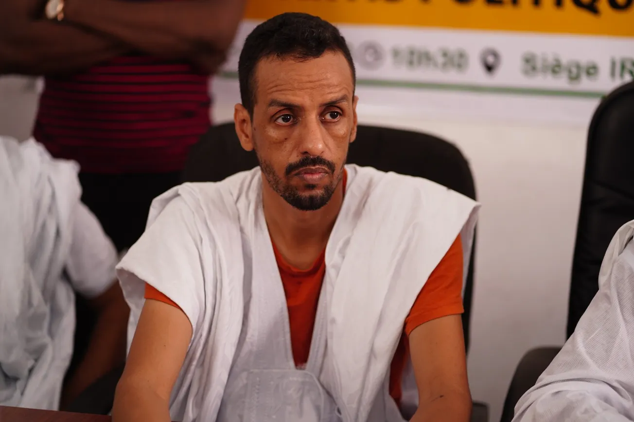 محمد ولد عبد العزيز أحد قادة مشروع حزب الرگ، خلال قراءته لبيان الحزب?