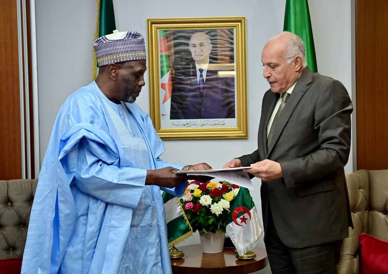 وزير الخارجية الجزائري أحمد عطاف ومبعوث إيكواس بابا غانا كينجيبي 