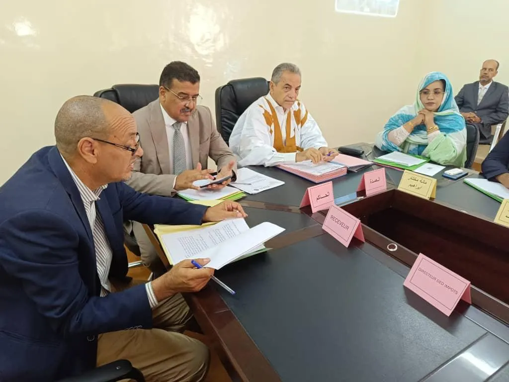 جانب من حضور حاكم المقاطعة وعمدة المدينة لأول دورة للمجلس البلدي الم