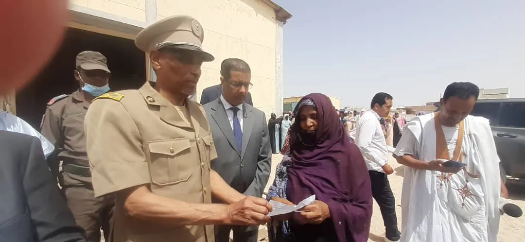 الوالي المساعد يسلم وصل استفادة لأسرة مستفيدة/الأخبار