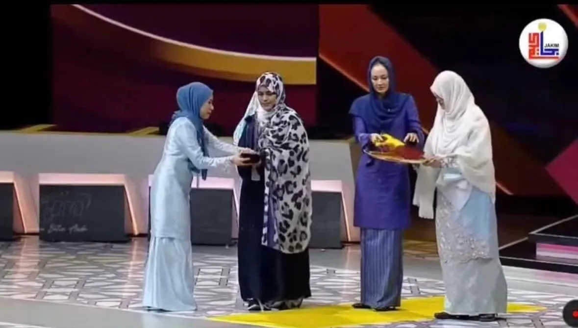 لحظة تتويج القارئة الموريتانية خديجة سيدي المختار 