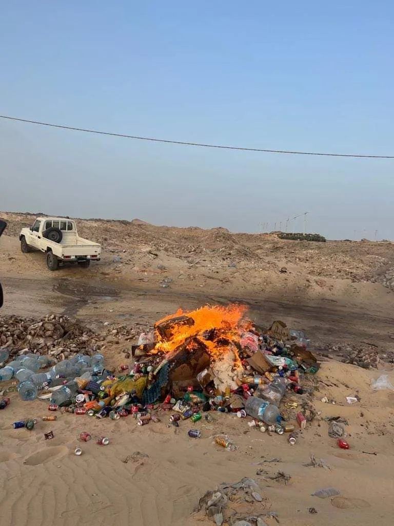 جانب من إحراق المواد منتهية الصلاحية أمس بمدينة نواذيبو/ الأخبار