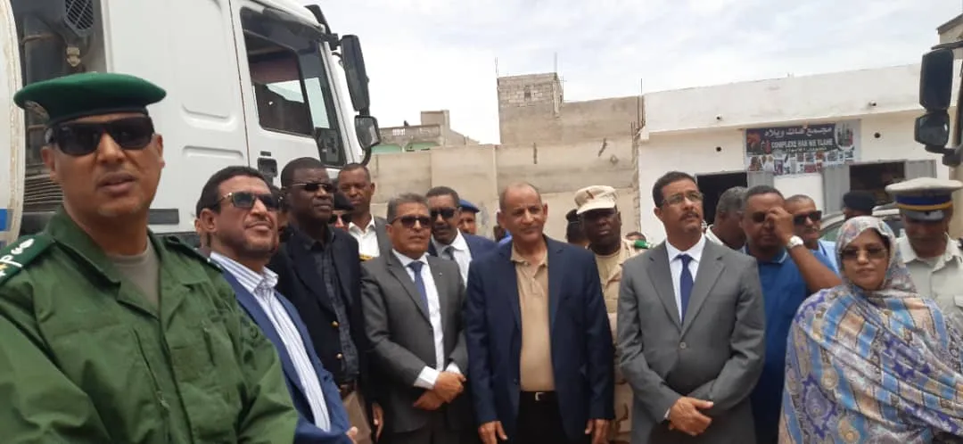 الوزير رفقة السلطات الإدارية والبلدية والجهة على هامش إطلاق صهاريج ?