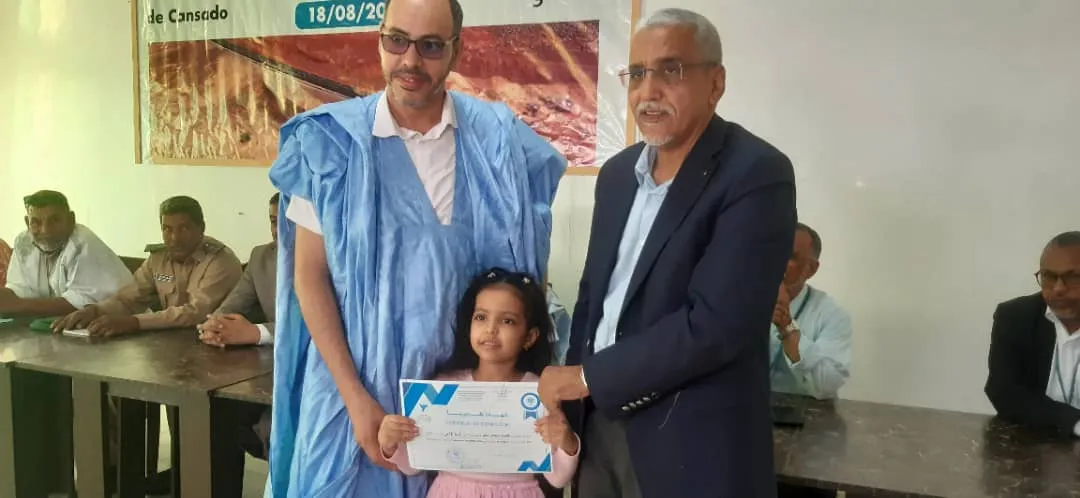 مدير الاتصال والعمل الاجتماعي يكرم تلميذة رفقة والدها اليوم بحي كان?