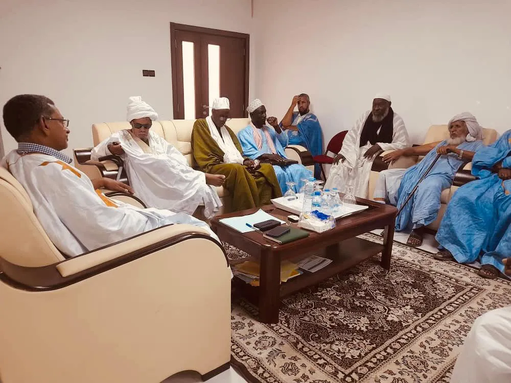 عمدة بلدية عرفات خلال اجتماعه مع وفد من الاتحاد الوطني للأئمة في الب?