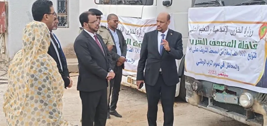 وزير الشؤون الإسلامية وأطر بالوزارة خلال إطلاق قافلة توزيع نسخ من ال