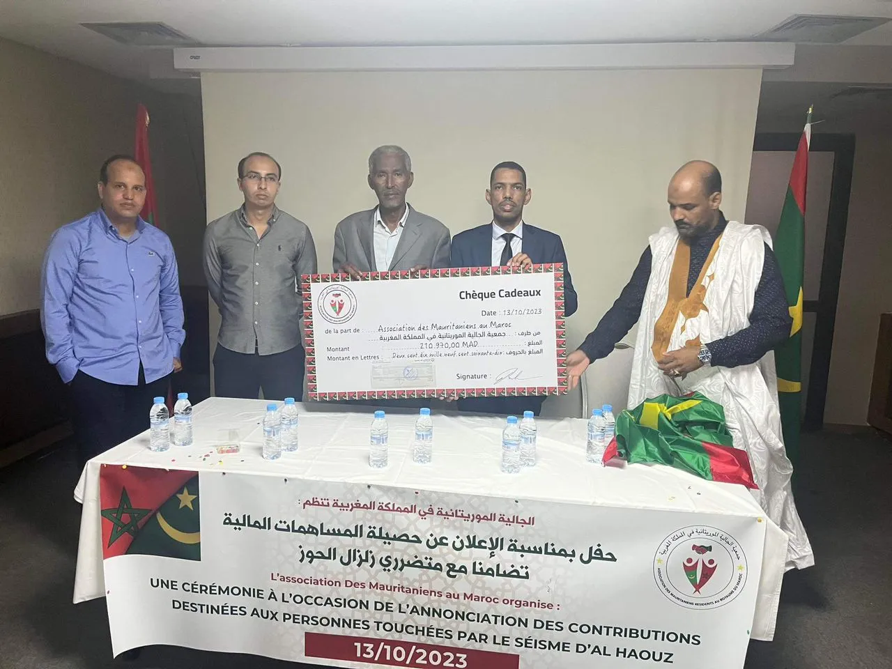 وفد الجالية الموريتانية خلال تسليم مجسم القسيمة لممثل السلطات المغر