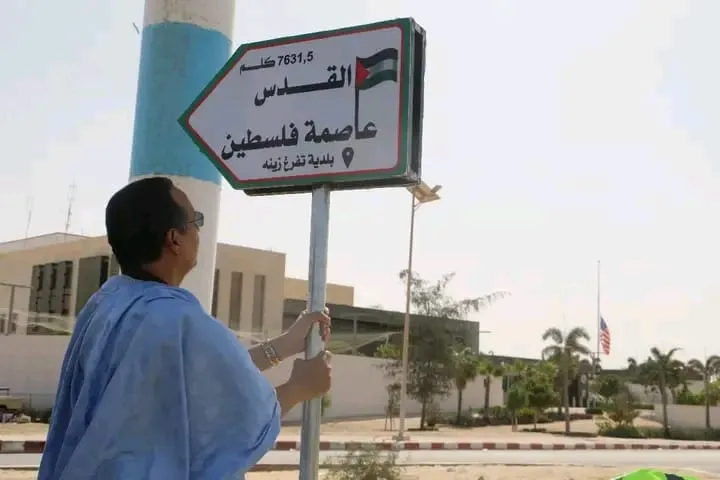 عمدة بلدية تفرغ زينة المهندس الطالب ولد المحجوب أثناء تثبيت اللافتة 
