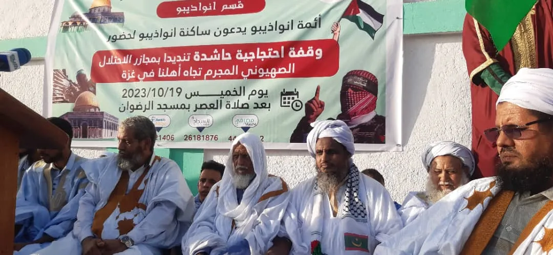 جانب من منصة الوقفة التضامنية المنددة بالمجزرة الاسرائلية مساء اليو
