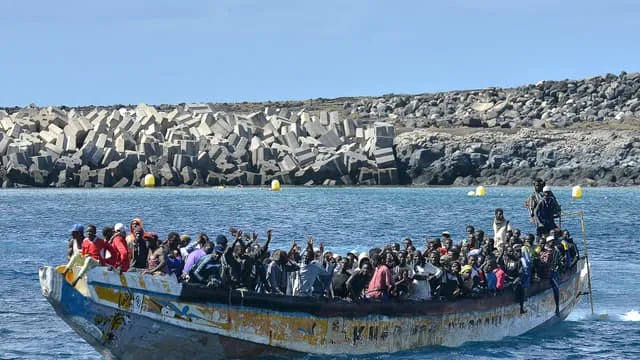 Les-migrants-arrivent-sur-un-bateau-au-quai-de-La-Restinga-dans-la-municipalite-d-El-Pinar-sur-l-ile-canarienne-d-El-Hierro-l