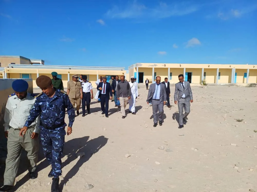 جولة السلطات في أول اعدادية بمدينة نواذيبو التي طالب الأباء بتوفير ح