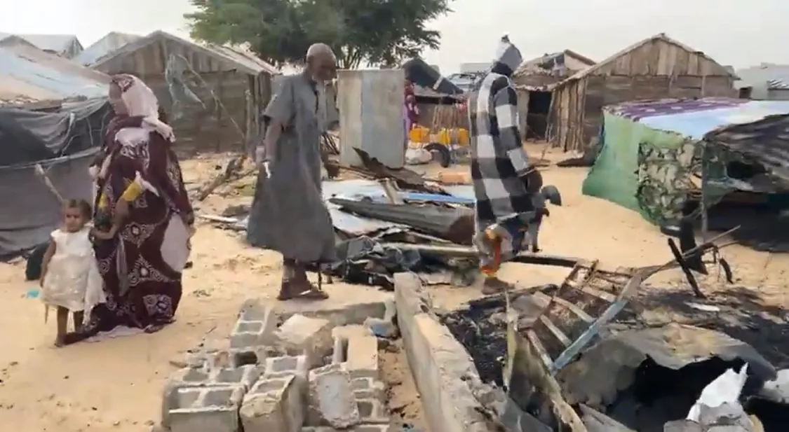 أحد سكان "كزرة امبود" يتوسط عريشين في الحي مطالبا بالتعويض عن الذي لح?