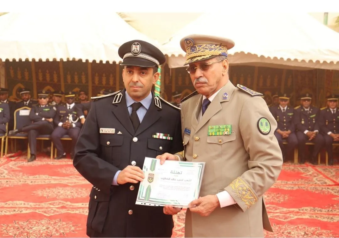 المدير العام للأمن الوطني الفريق مسقارو سيدي اقويزي خلال تسليم درع ا