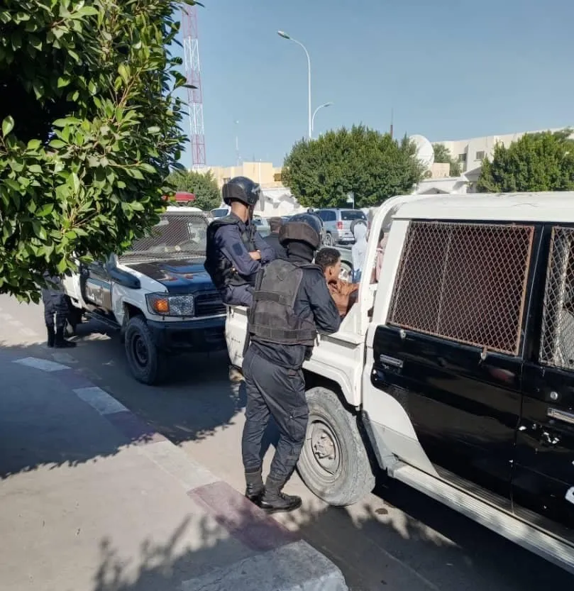 طلاب داخل سيارة الشرطة عقب توقيفهم اليوم بعيد وقفة احتجاجية أمام وزا