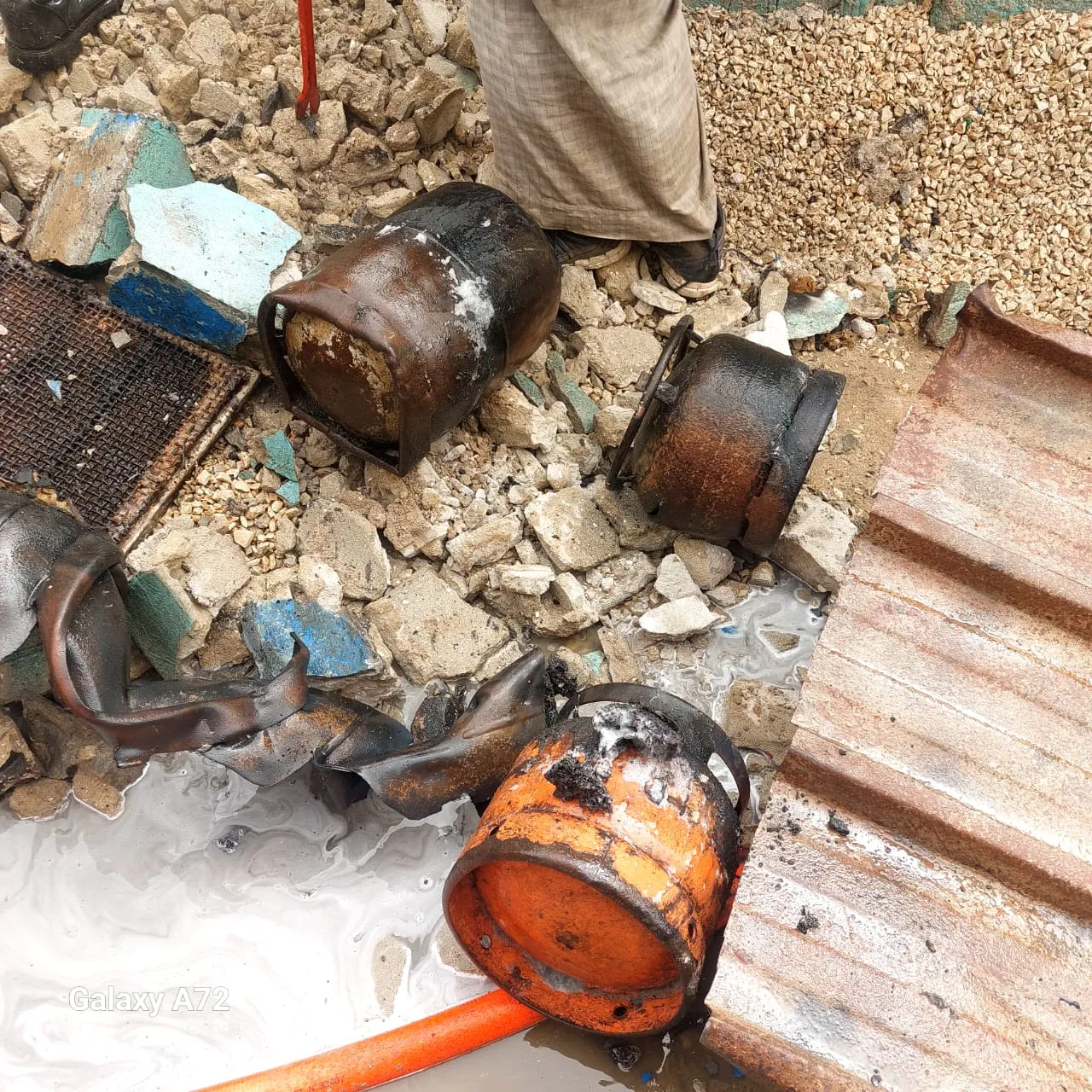 ماتبقى من قنينات الغاز في المستودع الذي اشتعل زوال اليوم/ الأخبار