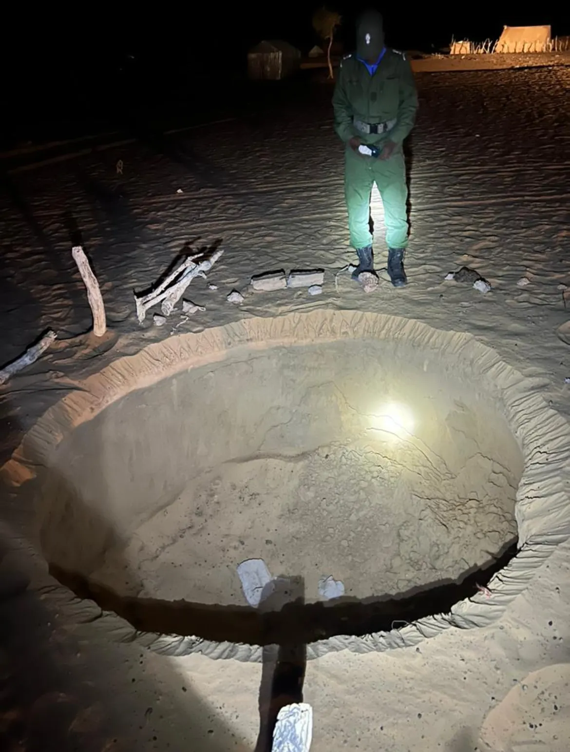 أكد الدرك الوطني أنه رصد وجود حفرة عمقها حتى الآن متر ونصف مع انهيار ?