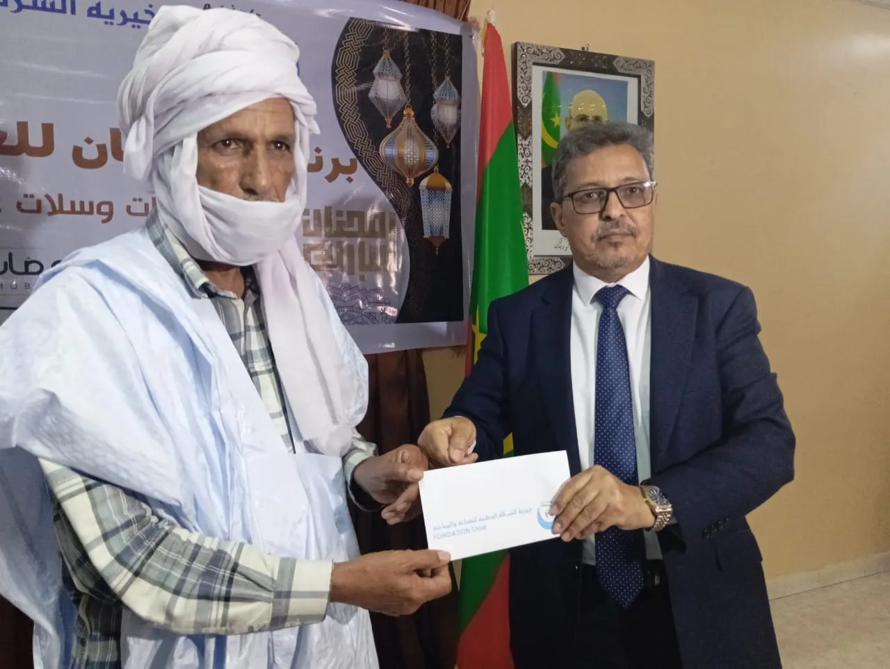 الوالي يسلم أحد الأئمة المستفيدين من تقسيمات خيرية اسنيم النقدية/ ال