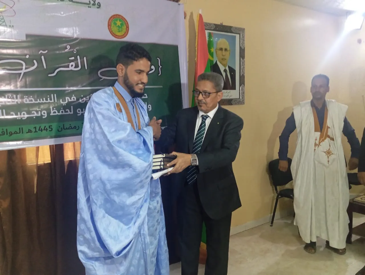 الفائز الأول في مستوى القرأن كاملا يتسلم جائزته من والي نواذيبو/ الأ?