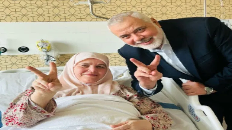 إسماعيل هنيه وزوجته عقب تليقها نبأ استشهاد أبنائها وأحفادها 