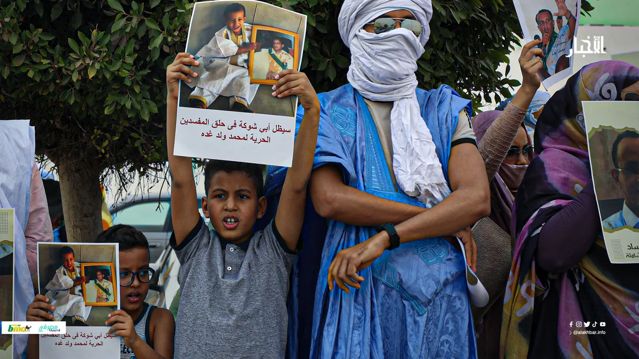 جانب من الوقفة الاحتجاجية المنظمة أمام السجن المركزي تضامنا مع ولد غ