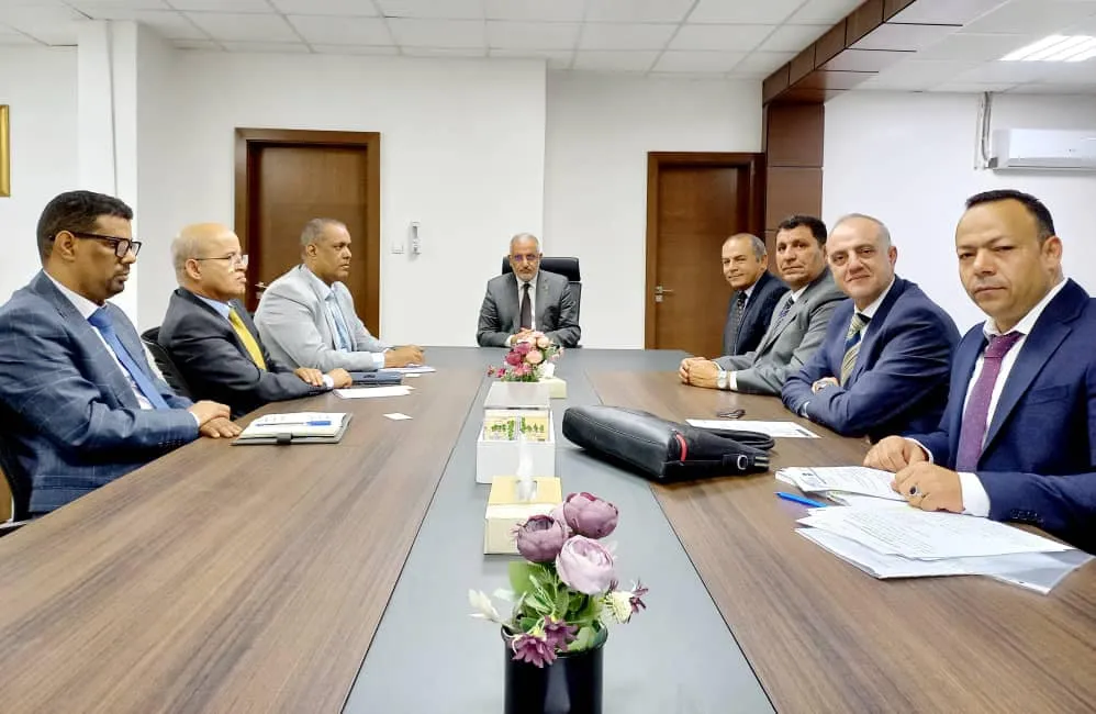 الوزير وعدد من معاونيه خلال اجتماعهم مع وفد شركة "المقاولون العرب"