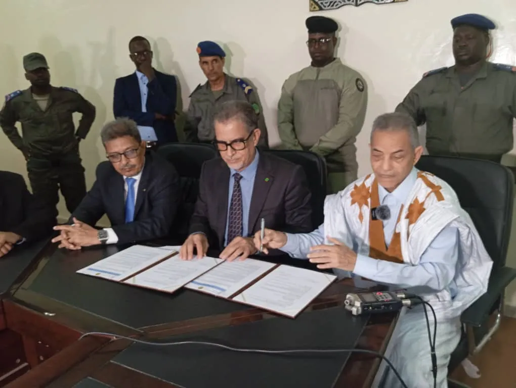 جانب من توقيع الاتفاقية بين المندوب والعمدة بحضور السلطات/ الأخبار