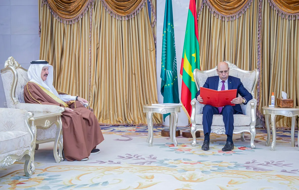 الرئيس محمد ولد الغزواني خلال تسلم الرسالة الخطية من سفير البحرين 