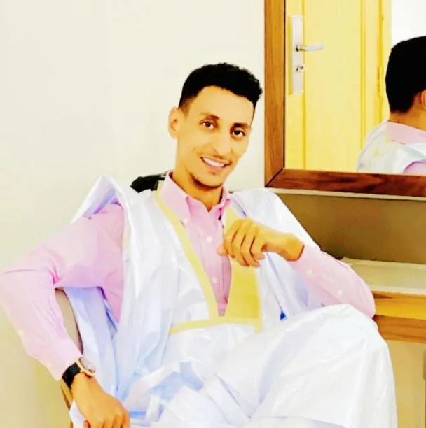 المواطن الموريتاني محمد محمود عمارو، نجا من الحادث الذي تعرضت له طائ