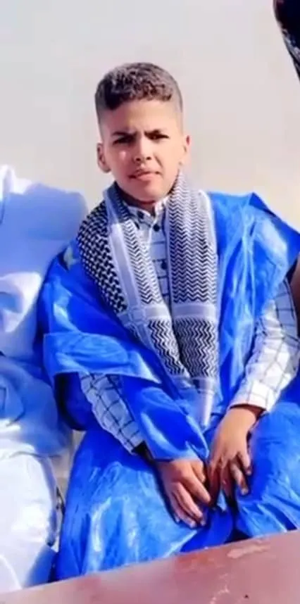 صلاح الدين سيداتي (12 سنة) تسلم جائزة من المحظرة التي يدرس فيها بمناسب?