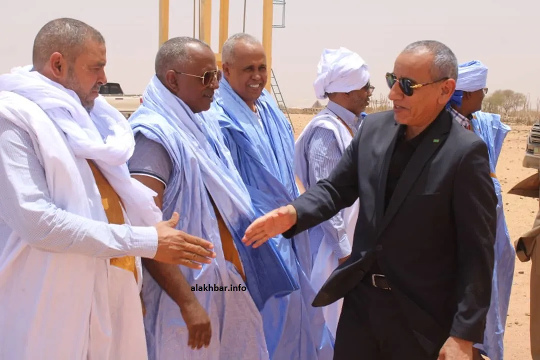 وزير الداخلية واللا مركزية محمد أحمد ولد محمد الأمين خلال لقائه مع ب?