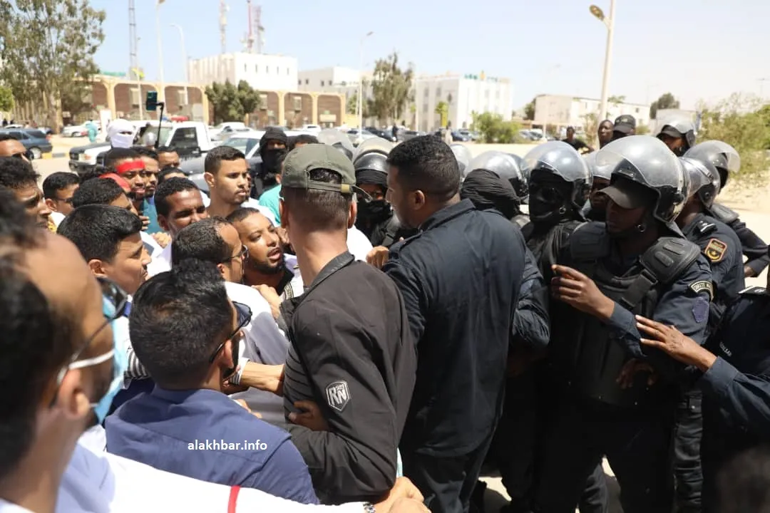 الشرطة أثناء تفريقها لمسيرة الأطباء اليوم (الأخبار)