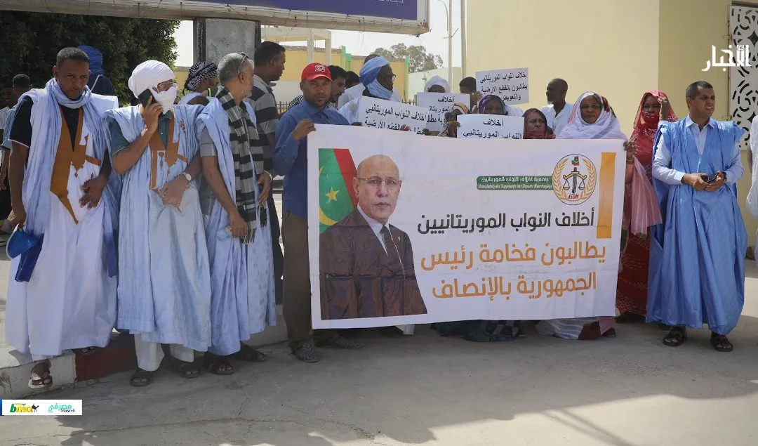 الأحلاف البرلمانيون خلال وقفتهم الاحتجاجية ضحى الأربعاء في ساحة الح