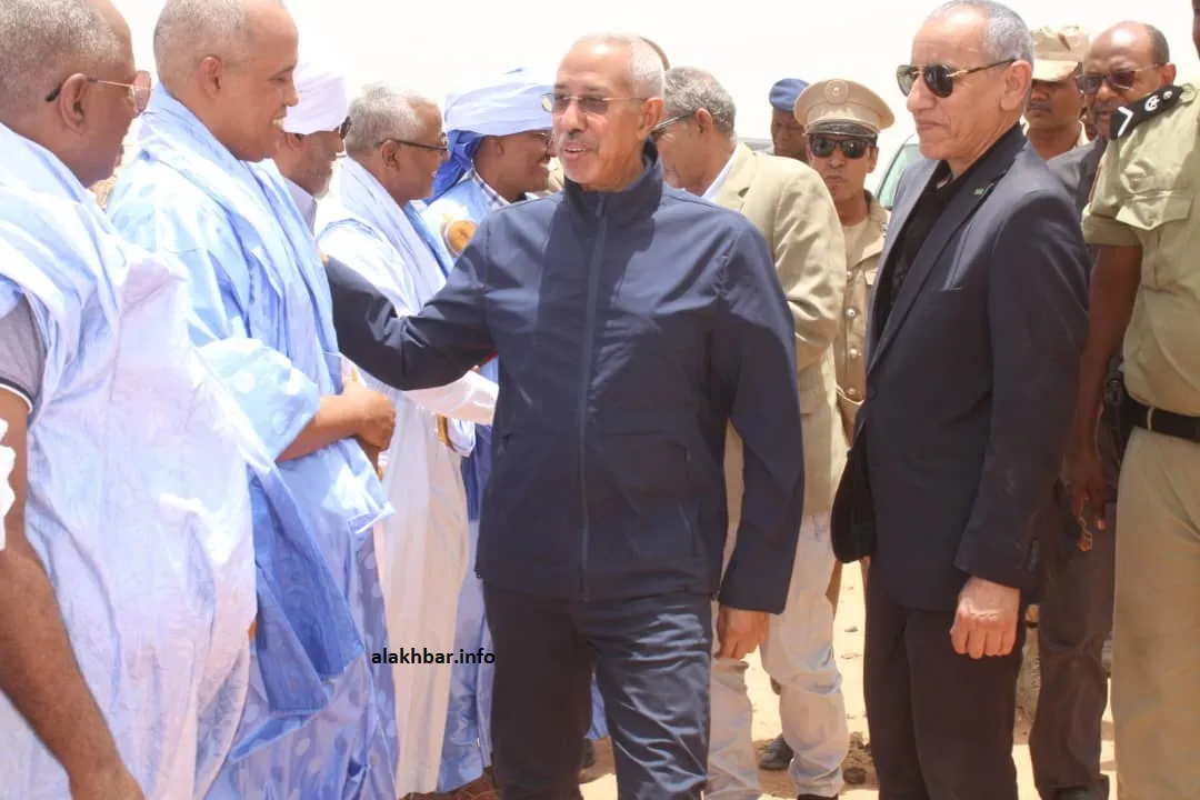 وزير الدفاع الموريتاني حننا سيدي حننا خلال لقائه مع بعض سكان هذه الق?