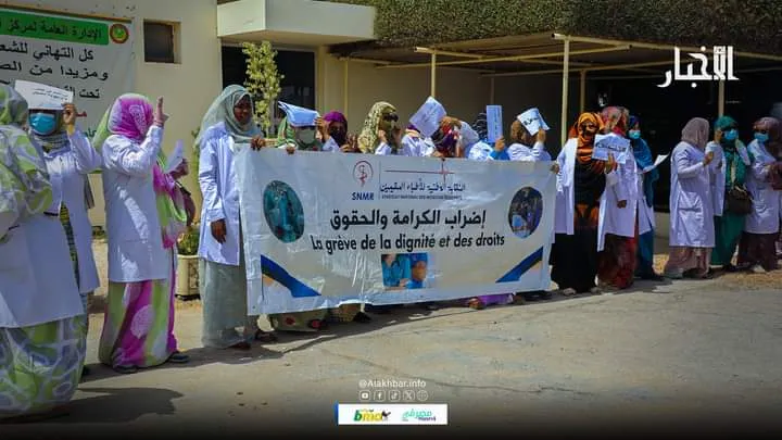 الأطباء المقيمون خلال وقفتهم الاحتجاجية اليوم داخل مركز الاستطباب ا
