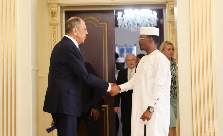 الرئيس اتشادي الجنرال محمد إدريس ديبي ووزير الخارجية الروسي سيرغي ل?