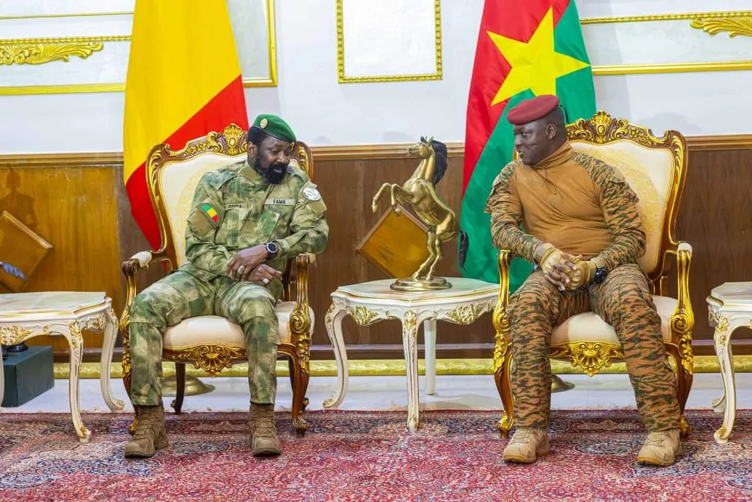 رئيسا مالي وبوركينا فاسو الانتقاليان العقيد عاصيمي غويتا والنقيب إب