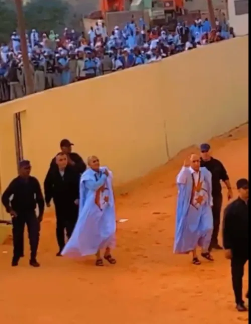 المرشح ولد الغزواني يلوح بيده للشباب الذين لاحقوه بصيحات الاستهجان 