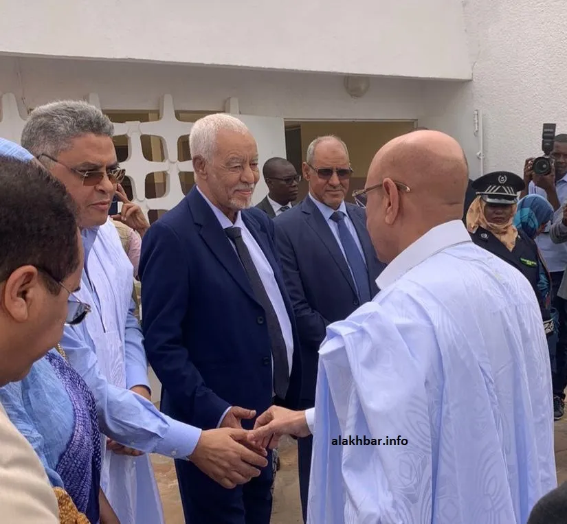 رئيس اللجنة في طابور منتظري ولد الغزواني أمام مكتب تصويته في مقاطعة ?
