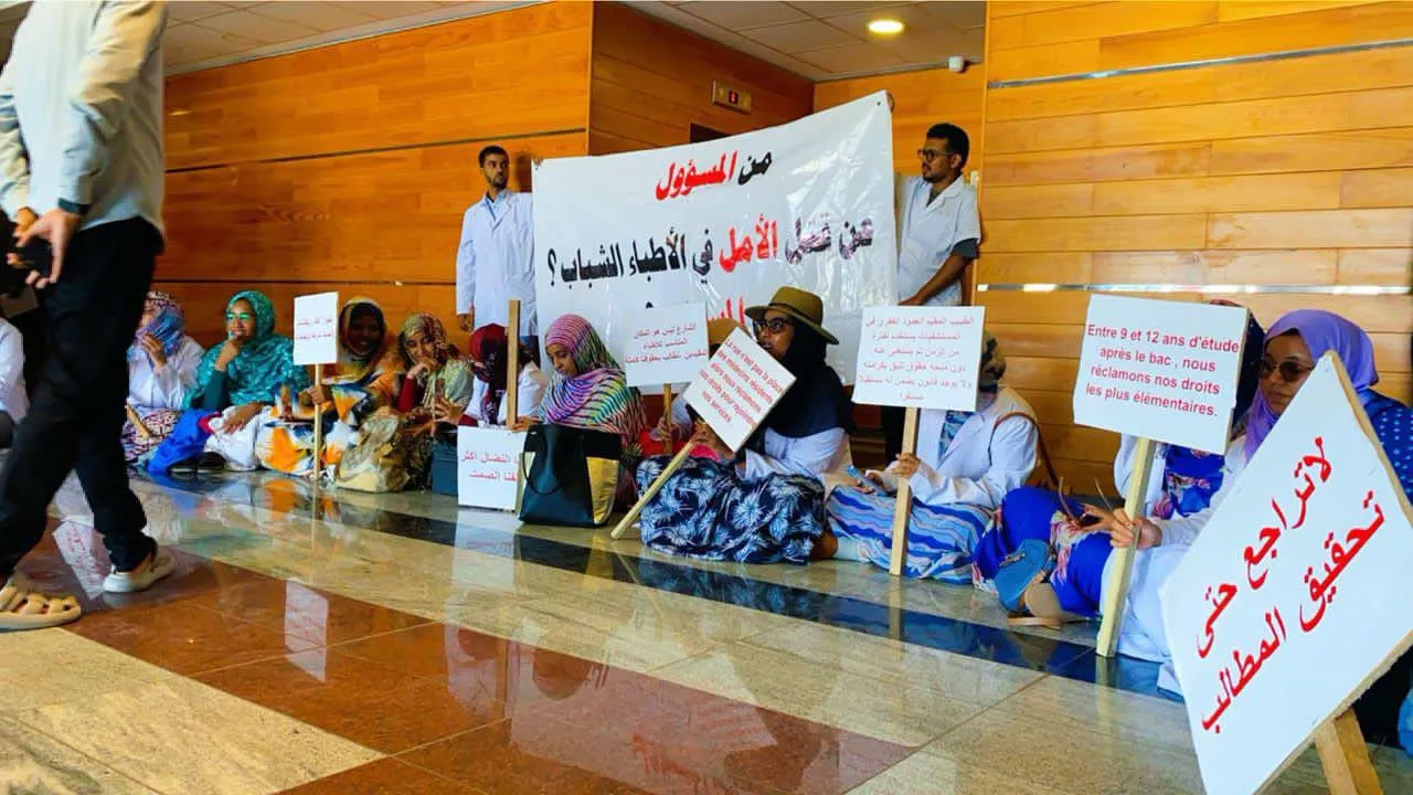 أطباء مقيمون يرفعون لافتات احتجاجية خلال اعتصامهم  في مبنى وزارة الص
