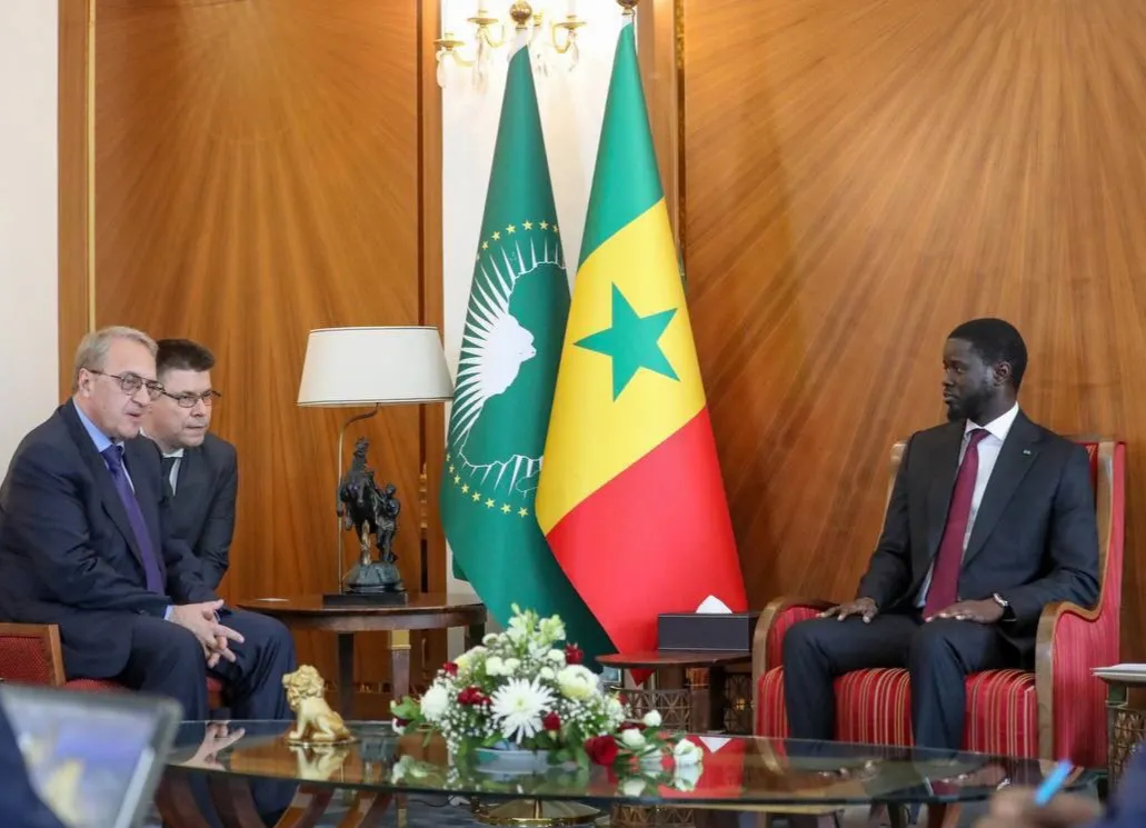 الرئيس السنغالي بصيرو ديوماي افاي والمبعوث الروسي ميخائيل بوغدانوف 