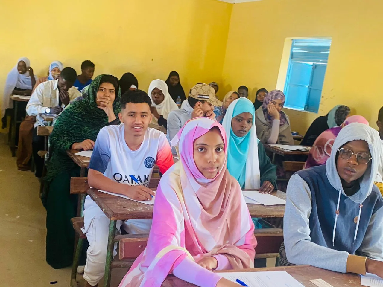تلاميذ الشعبة العلمية في مركز الثانوية 1 للبكالوريا 2024 صباح اليوم / ا?