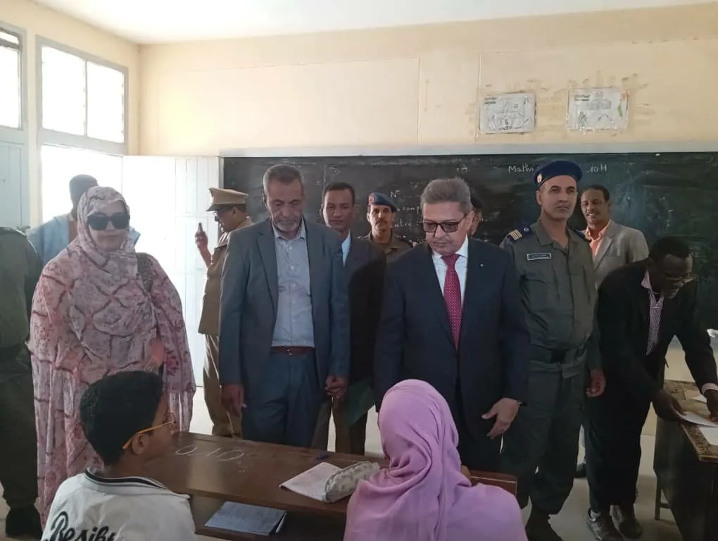 الوالي رفقة الحاكم وقادة الأجهزة الأمنية والعمدة المساعدة في مركز ل?