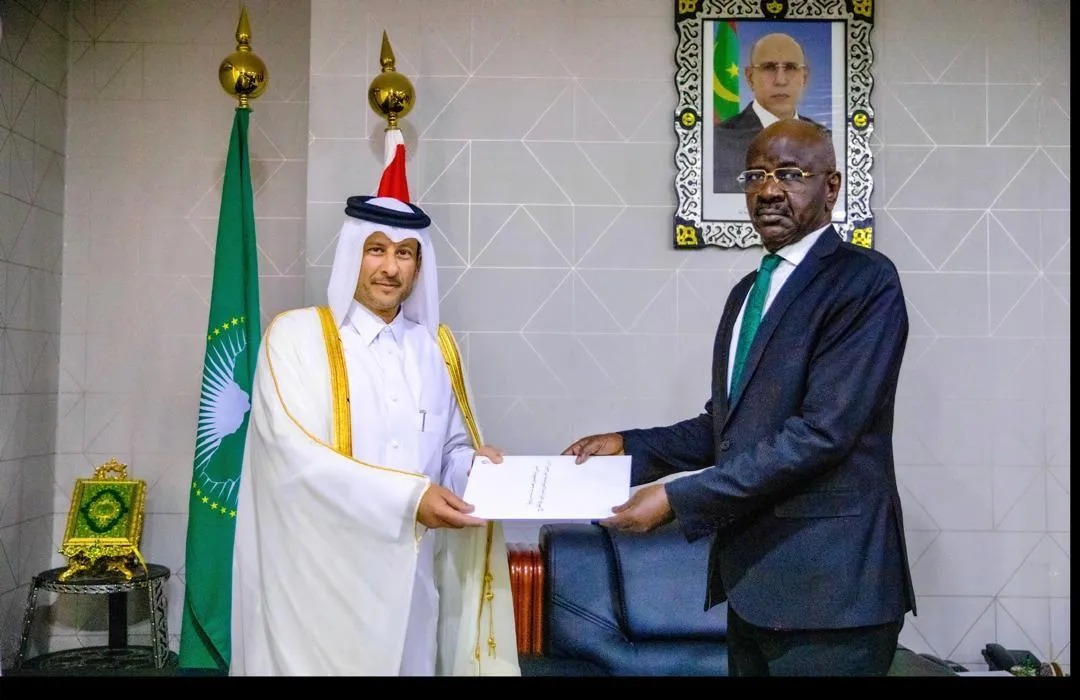 وزير الخارجية الموريتاني محمد سالم ولد مرزوك خلال تسلمه نسخة من أورا