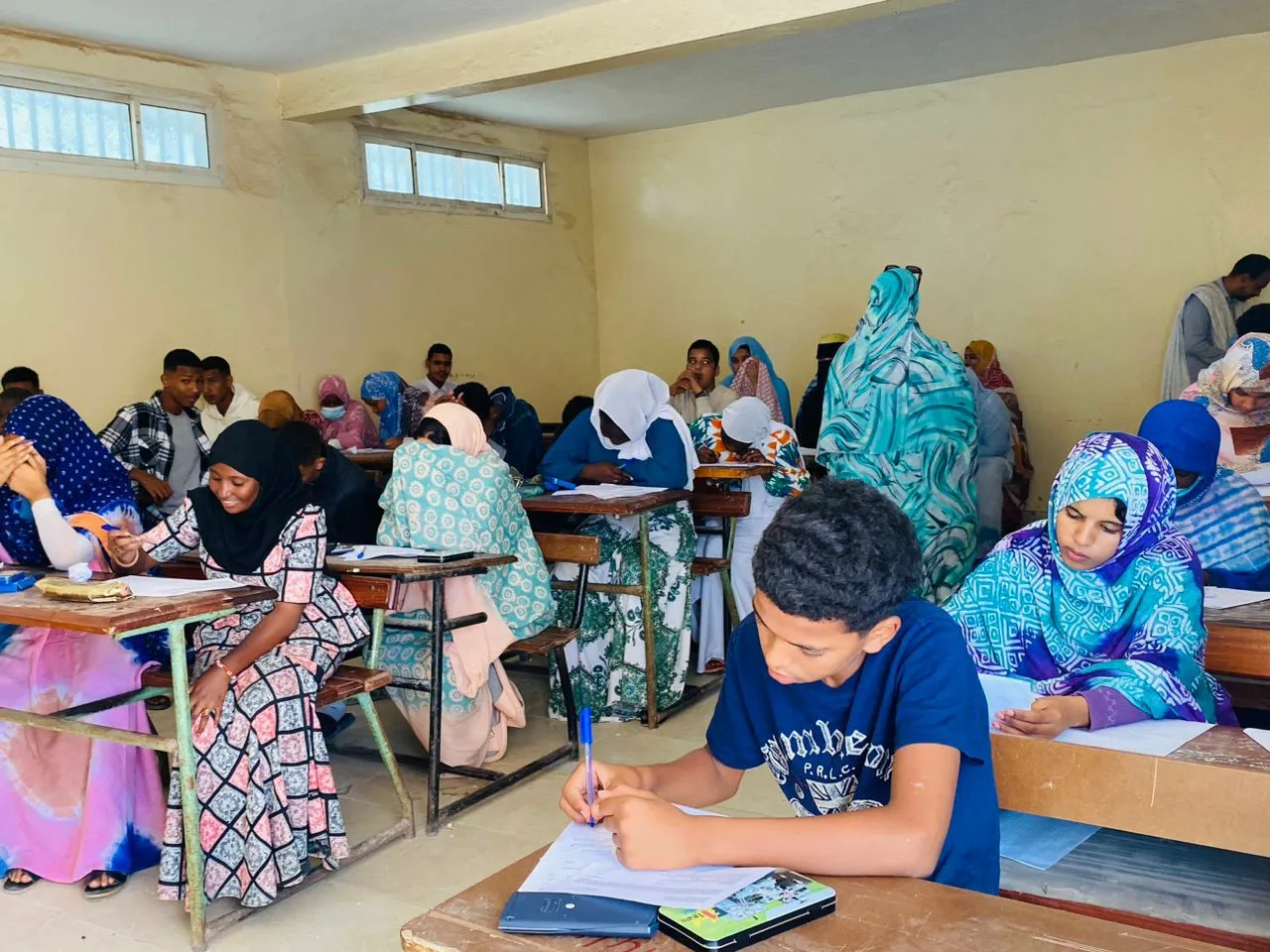 جانب من التلاميذ المشاركين في امتحان شهادة ختم الدروس الإعدادية في م