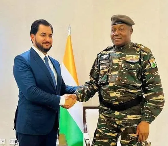 رئيس النيجر الجنرال عبد الرحمن تياني والمبعوث الليبي الفريق صدام خل?