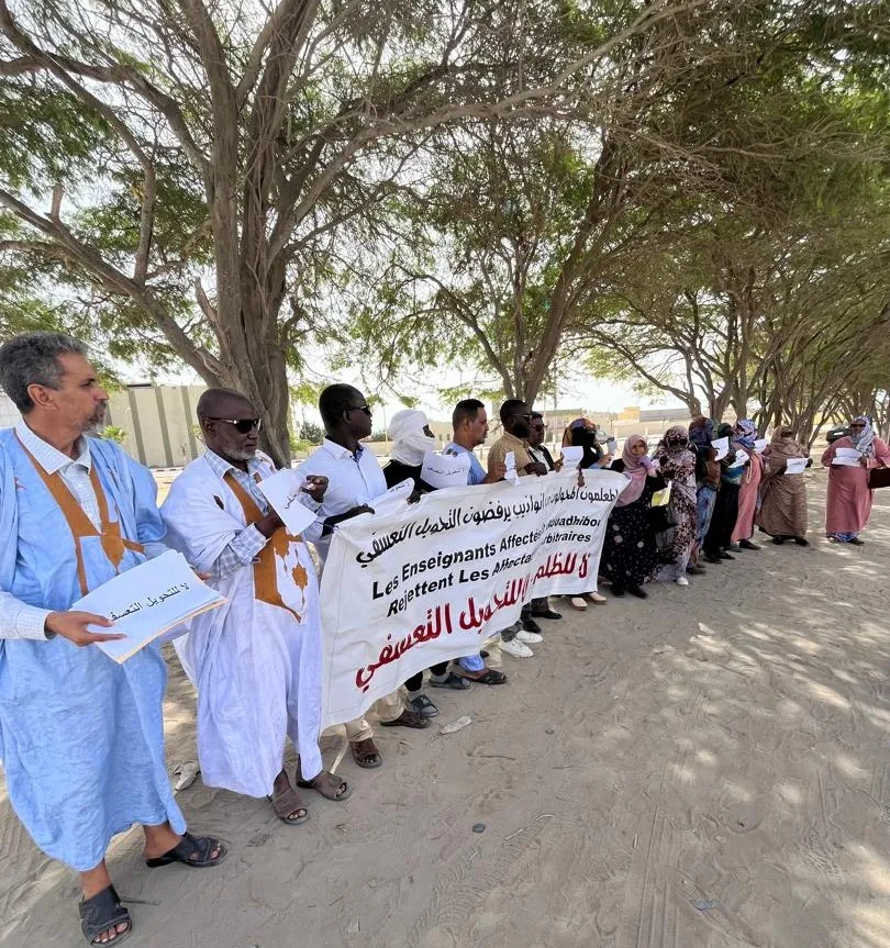 جانب من الوقفة الاحتجاجية التي نظمها المعلمون أمام مباني الولاية في 