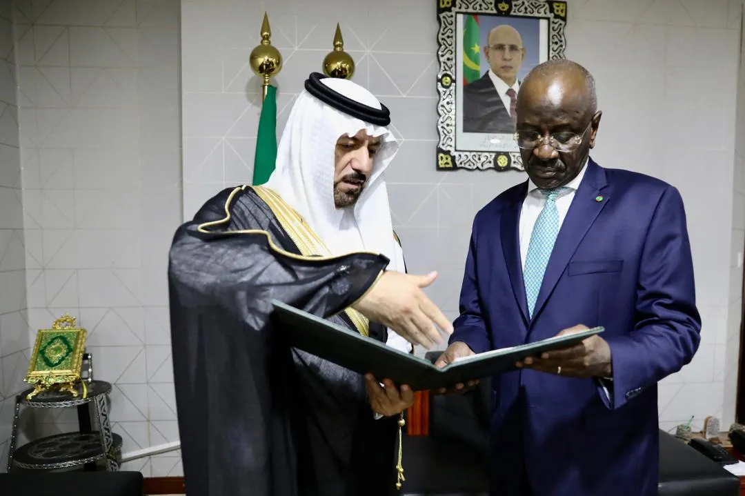 وزير الخارجية محمد سالم ولد مرزوك خلال تسلم نسخة من أوراق اعتماد الس?