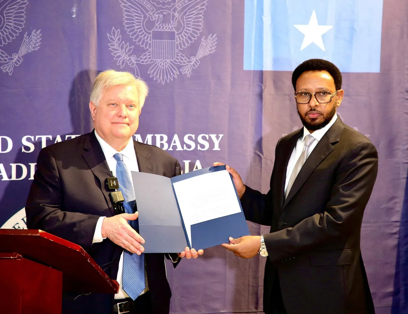 وزير المالية الصومالي بيهي إيجيه والسفير الأميركي لدى الصومال ريتشا