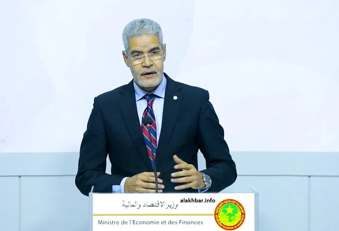 وزير الاقتصاد والمالية سيدي أحمد ابوه خلال مؤتمر صحفي مساء الأربعاء 
