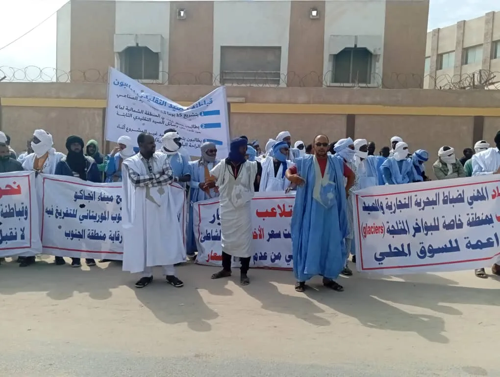 الصياديون التقليديون خلال وقفتهم الاحتجاجية اليوم أمام مباني الولا?